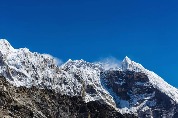 Snötäckta berg i Himalaya — Stockfoto