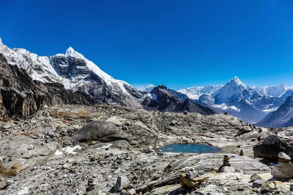 Besneeuwde bergen van de Himalaya — Stockfoto