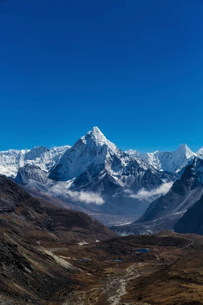 Snötäckta berg i Himalaya — Stockfoto