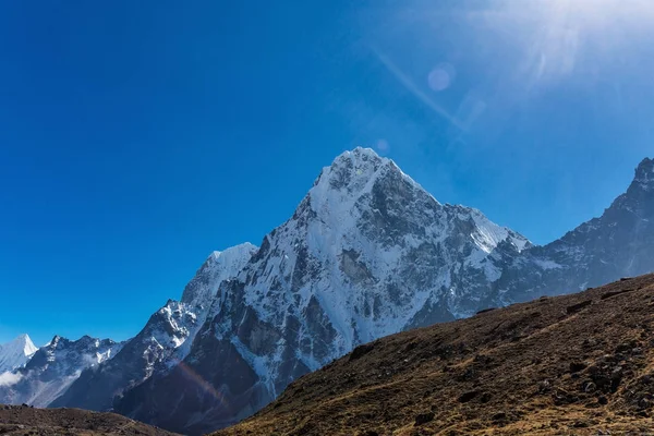 Montagne innevate dell'Himalaya — Foto Stock