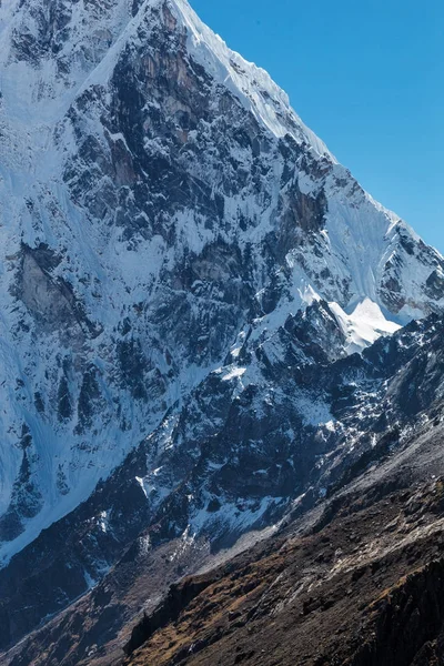 Himalayaların karlı dağlar — Stok fotoğraf