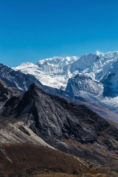 Besneeuwde bergen van de Himalaya — Stockfoto