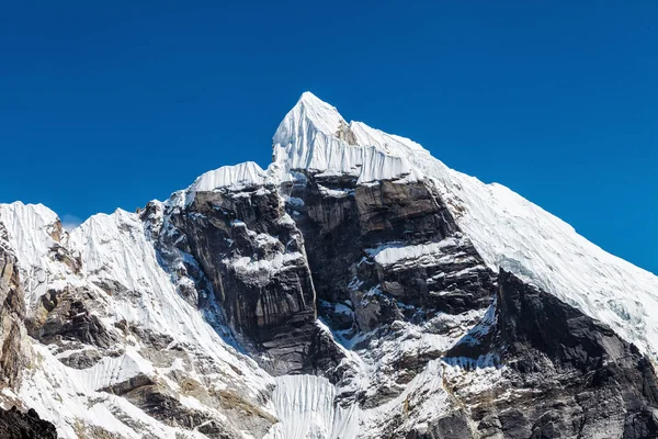 Snötäckta berg i Himalaya — Stockfoto