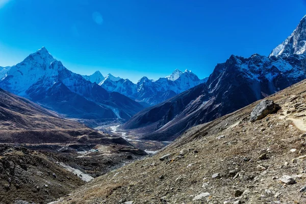 Montagne innevate dell'Himalaya — Foto Stock