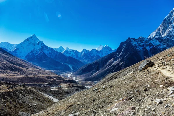 Montagne innevate dell'Himalaya — Foto Stock