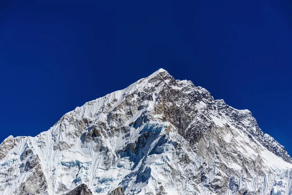 Snötäckta berg i Himalaya — Stockfoto