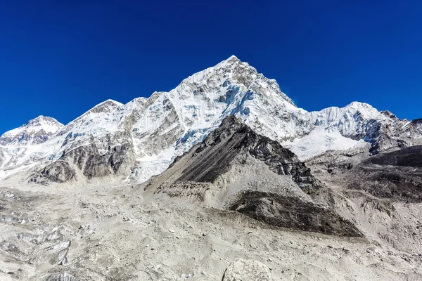 Montañas nevadas del Himalaya — Foto de Stock