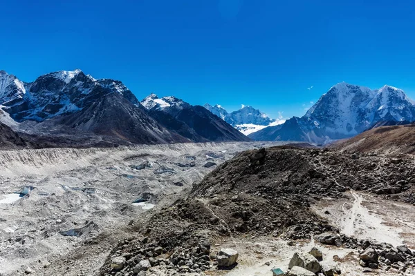 Montañas nevadas del Himalaya — Foto de Stock