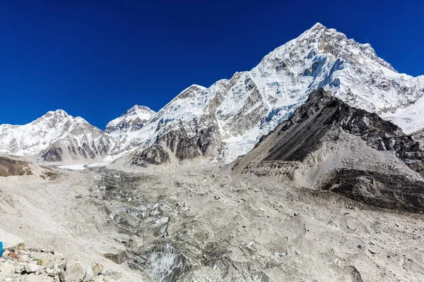 Montañas nevadas del Himalaya — Foto de Stock