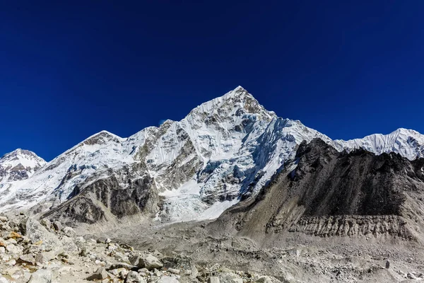 Snötäckta berg i Himalaya — Stockfoto