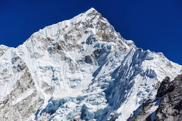 Снежные горы Гималаев — стоковое фото
