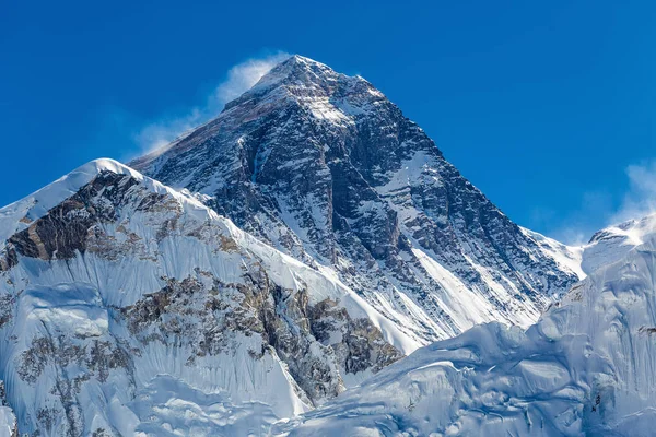 Himalayaların karlı dağlar — Stok fotoğraf