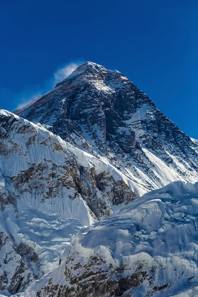 Himalayaların karlı dağlar — Stok fotoğraf