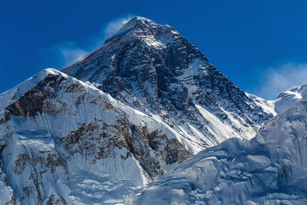 Himalayaların karlı dağlar — Stok fotoğraf