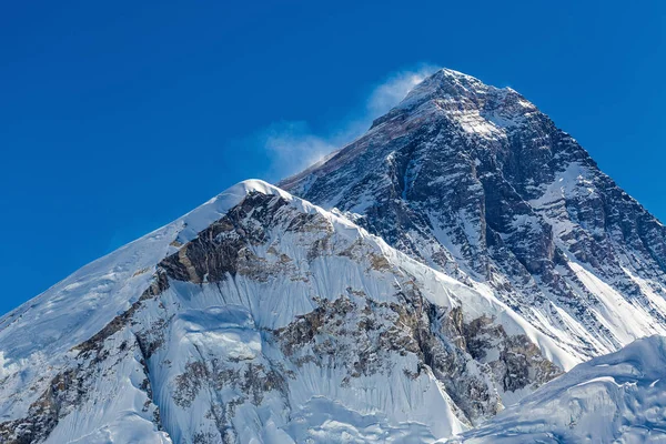 Himalayaların karlı dağlar — Stok fotoğraf