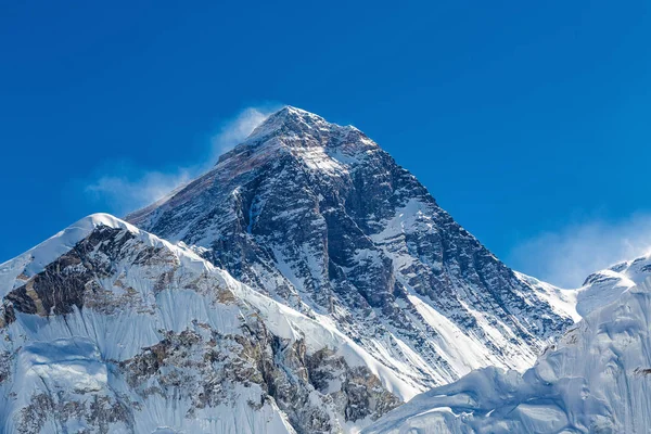 Snötäckta berg i Himalaya — Stockfoto