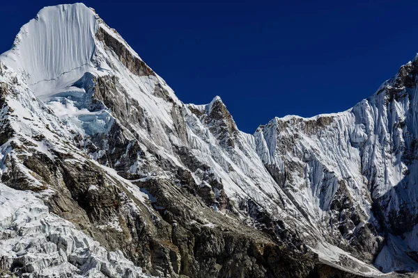 Snötäckta berg i Himalaya — Stockfoto