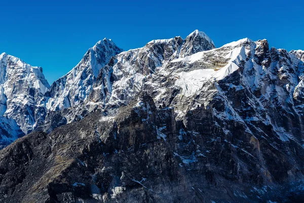 Montañas nevadas del Himalaya — Foto de Stock