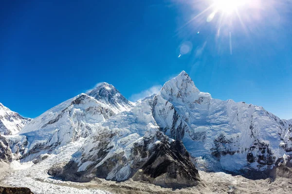 Montagne innevate dell'Himalaya — Foto Stock