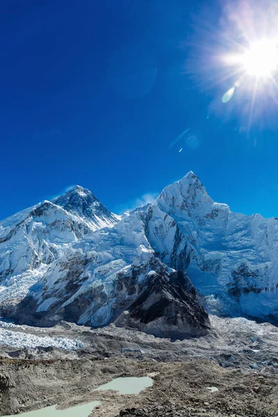 Himalayaların karlı dağlar — Stok fotoğraf