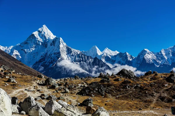 Montañas nevadas del Himalaya — Foto de Stock