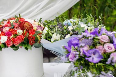 Bir buket güzel çiçek.