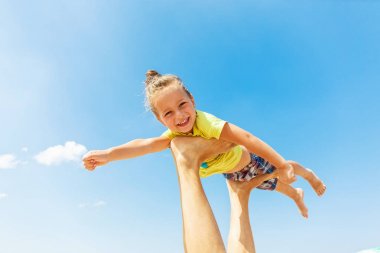 Süper kahraman gibi uçan çocuk