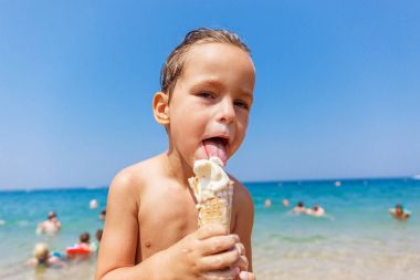 Çocuk dondurma yiyor.