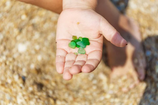 Grön småsten i en liten palm — Stockfoto