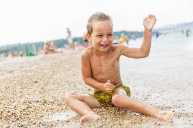 Güzel çocuk ve deniz