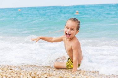 Güzel çocuk ve deniz