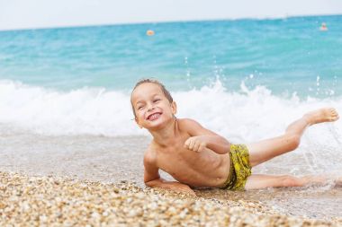 Güzel çocuk ve deniz