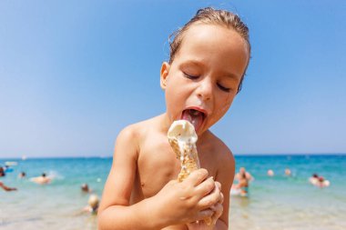 Çocuk dondurma yiyor.