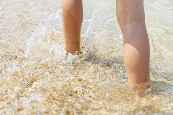Små fötter i havet — Stockfoto