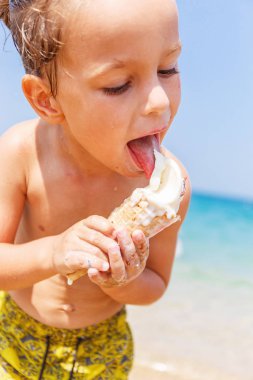 Çocuk dondurma yiyor.