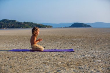 Sahilde güzel çocuk