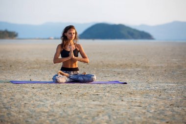 güzel kız pratik yoga