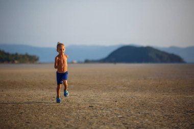 Sahildeki küçük çocuk.