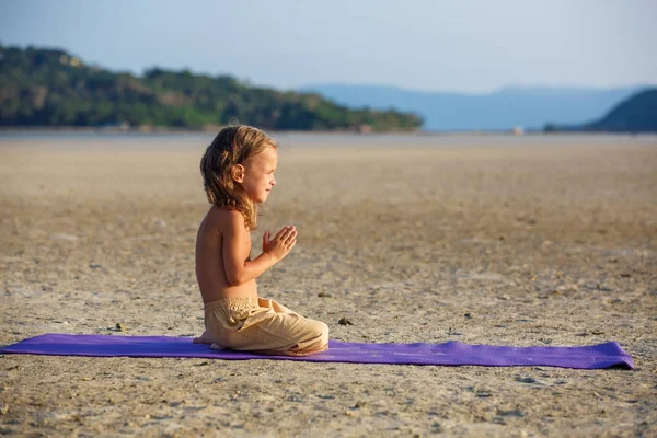 Hermoso chico en la playa — Foto de Stock