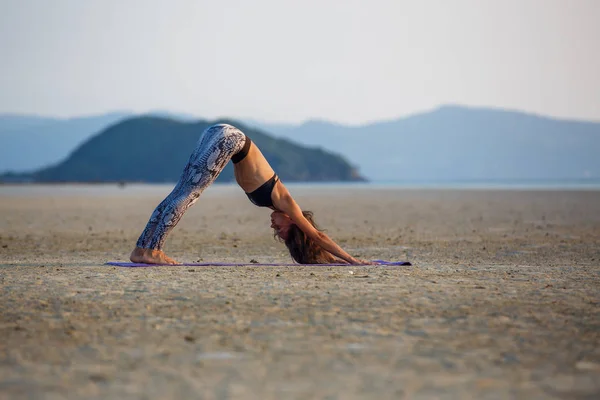Красивая девушка практикует йогу — стоковое фото