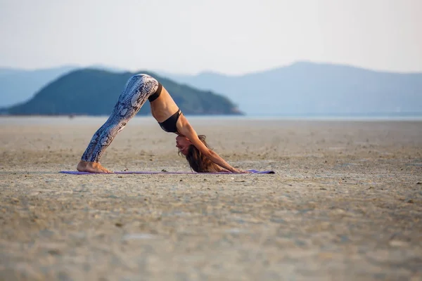 Красивая девушка практикует йогу — стоковое фото
