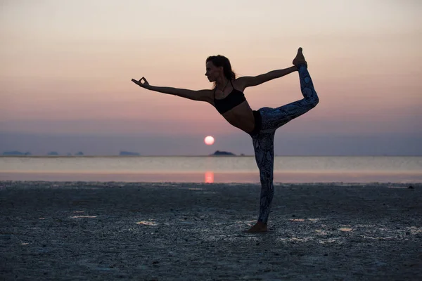 Красива дівчина практикує йогу — стокове фото