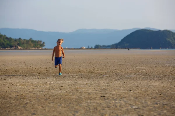 海滩上的小男孩 — 图库照片