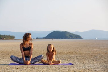 Anne oğluyla yoga yaparken