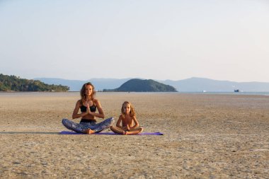 Anne oğluyla yoga yaparken