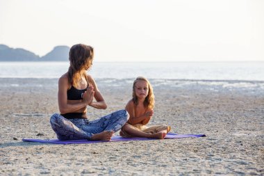 Anne oğluyla yoga yaparken