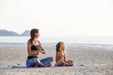 Anne oğluyla yoga yaparken