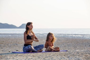 Anne oğluyla yoga yaparken