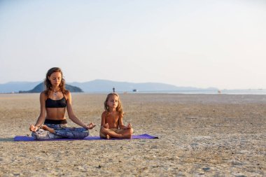 Anne oğluyla yoga yaparken