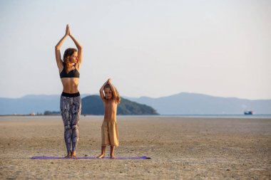 Anne oğluyla yoga yaparken